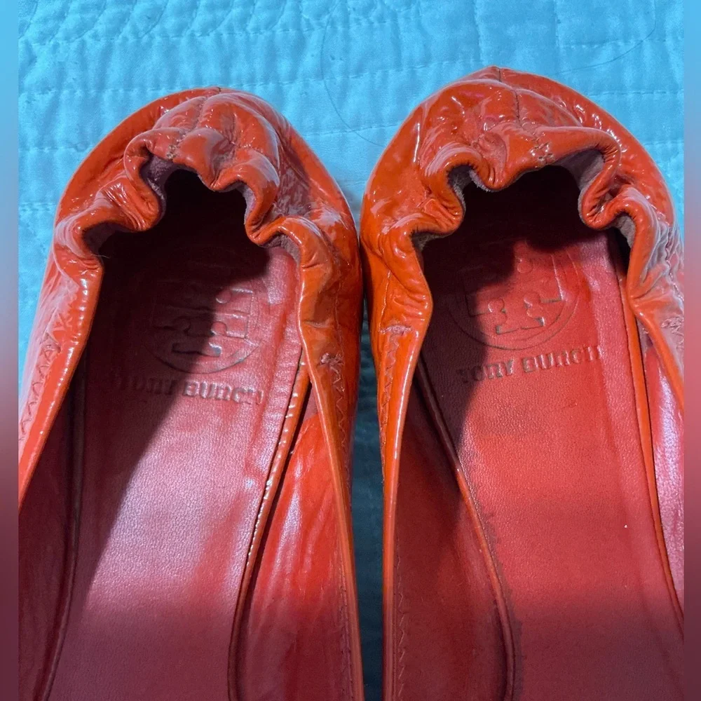 Tory Burch Reva Patent Leather Flats Orange Gold Medallion Size 9.5